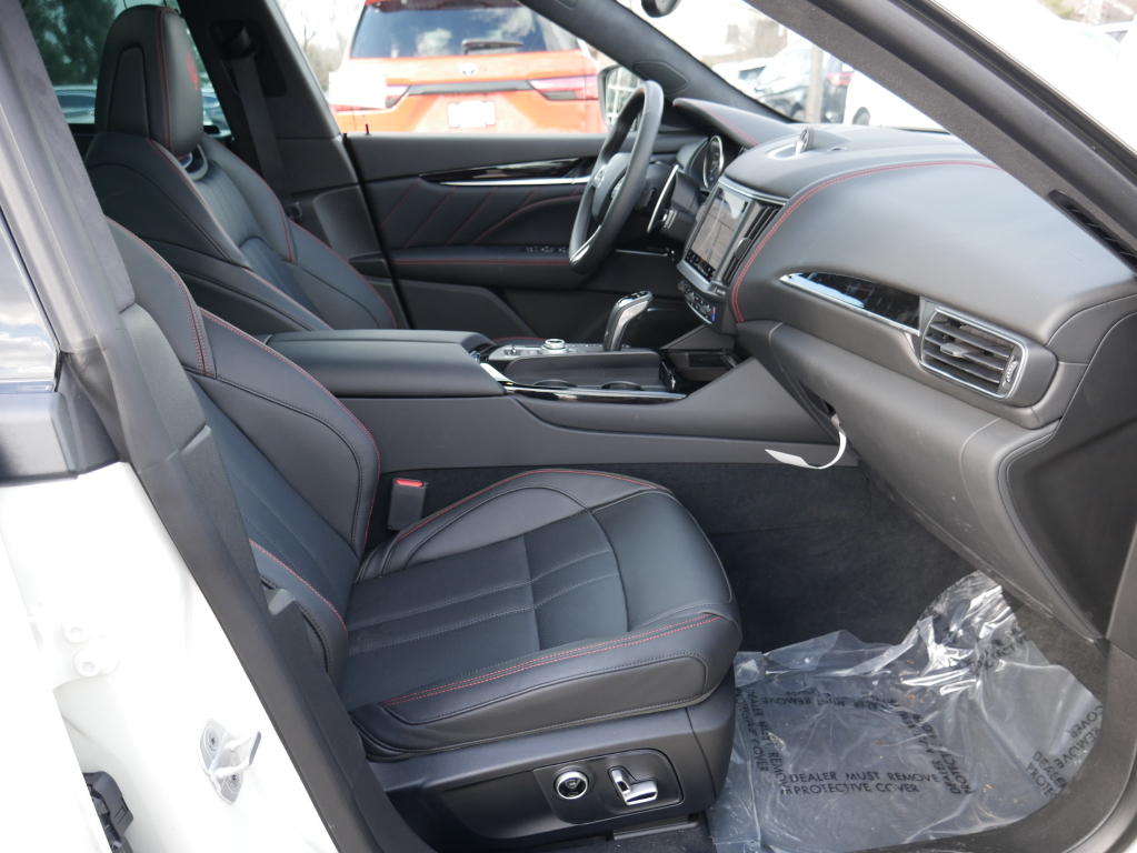 2024 Maserati Levante GT photo 5
