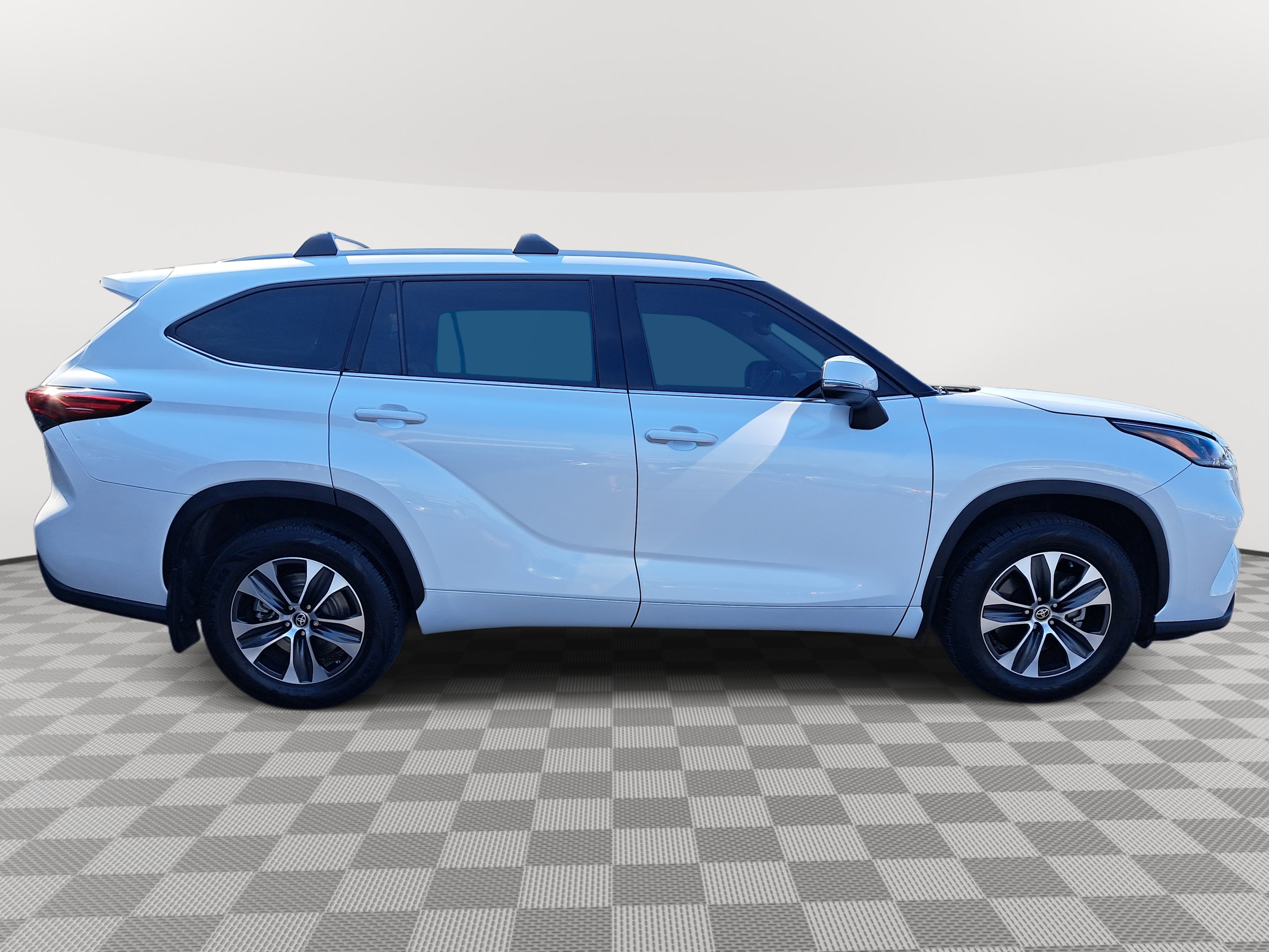 2022 Toyota Highlander XLE photo 4