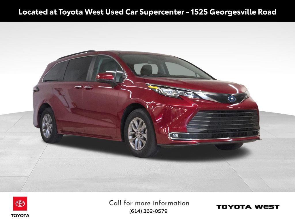 2023 Toyota Sienna XLE photo 3