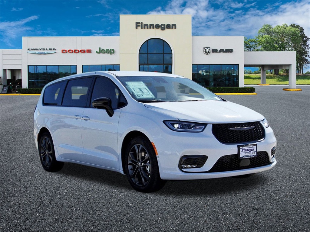 2026 Chrysler Pacifica Select's photo