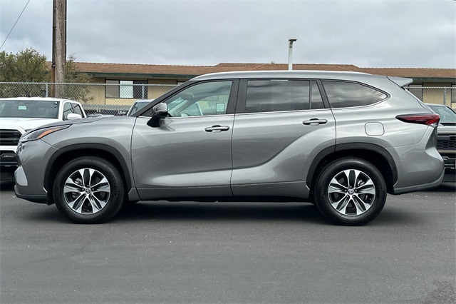 2025 Toyota Highlander XLE photo 7