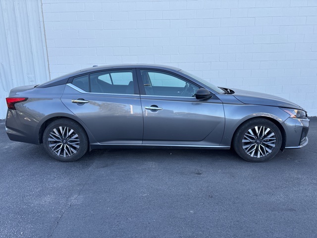 2024 Nissan Altima 2.5 SV photo 2