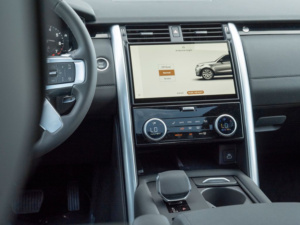 2025 Land Rover Discovery S photo 18