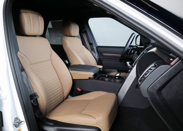 2025 Land Rover Discovery SE photo 3