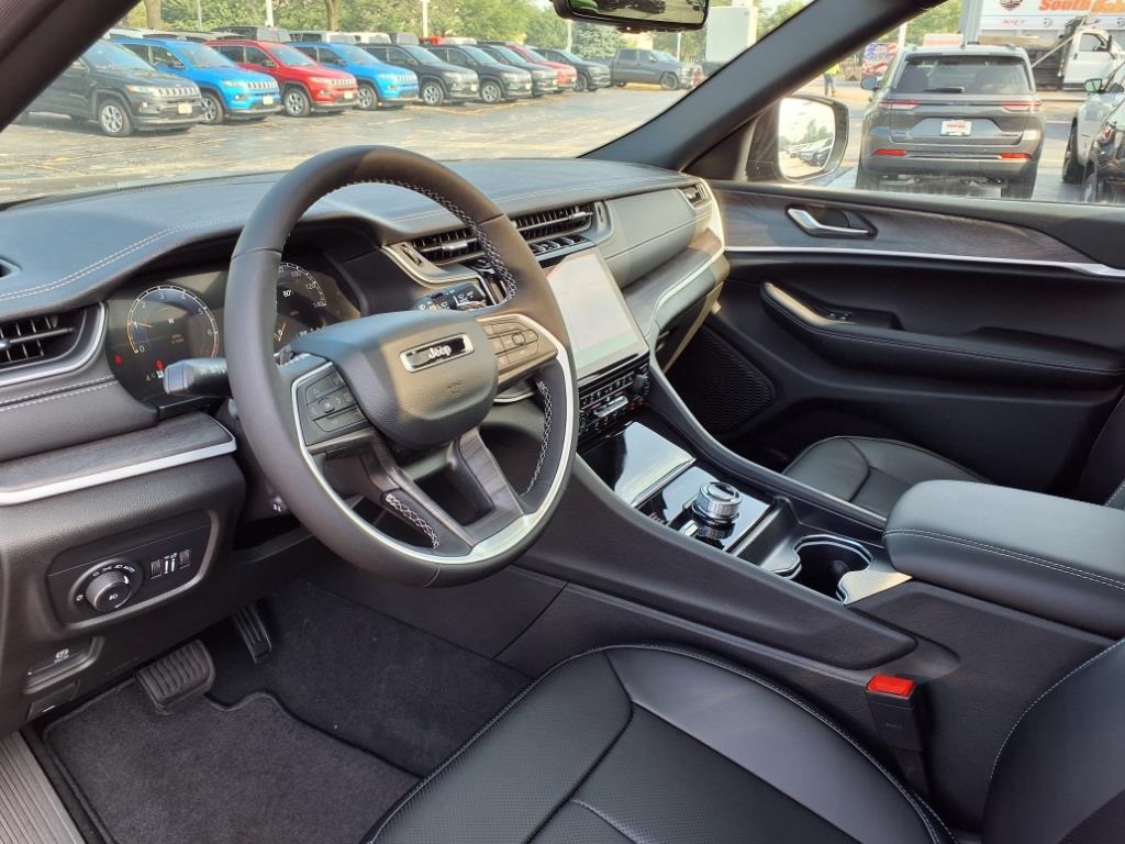 2025 Jeep Grand Cherokee Limited photo 6