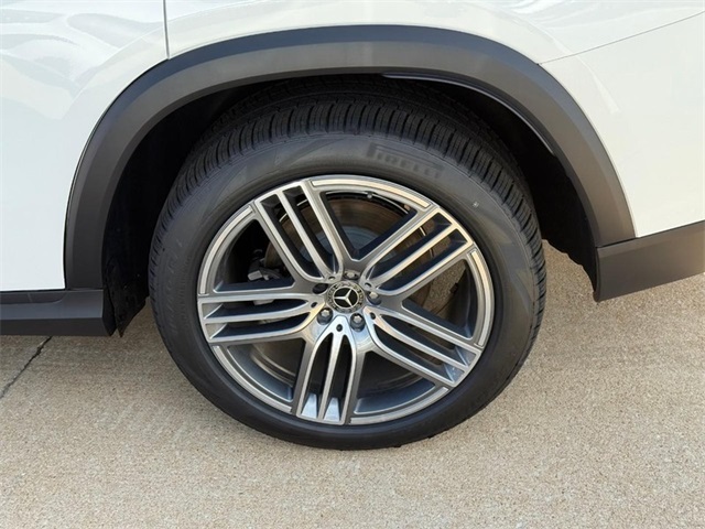 2025 Mercedes Benz GLS 450 4MATIC photo 3