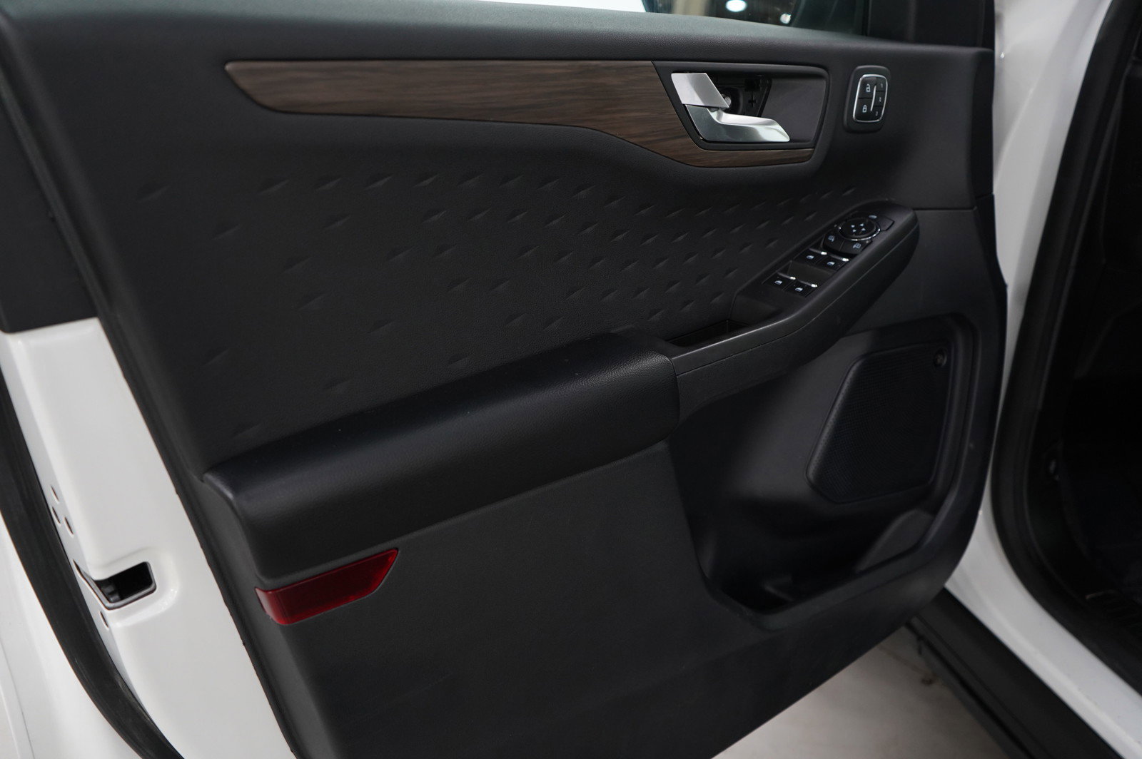2020 Ford Escape Titanium Hybrid photo 22