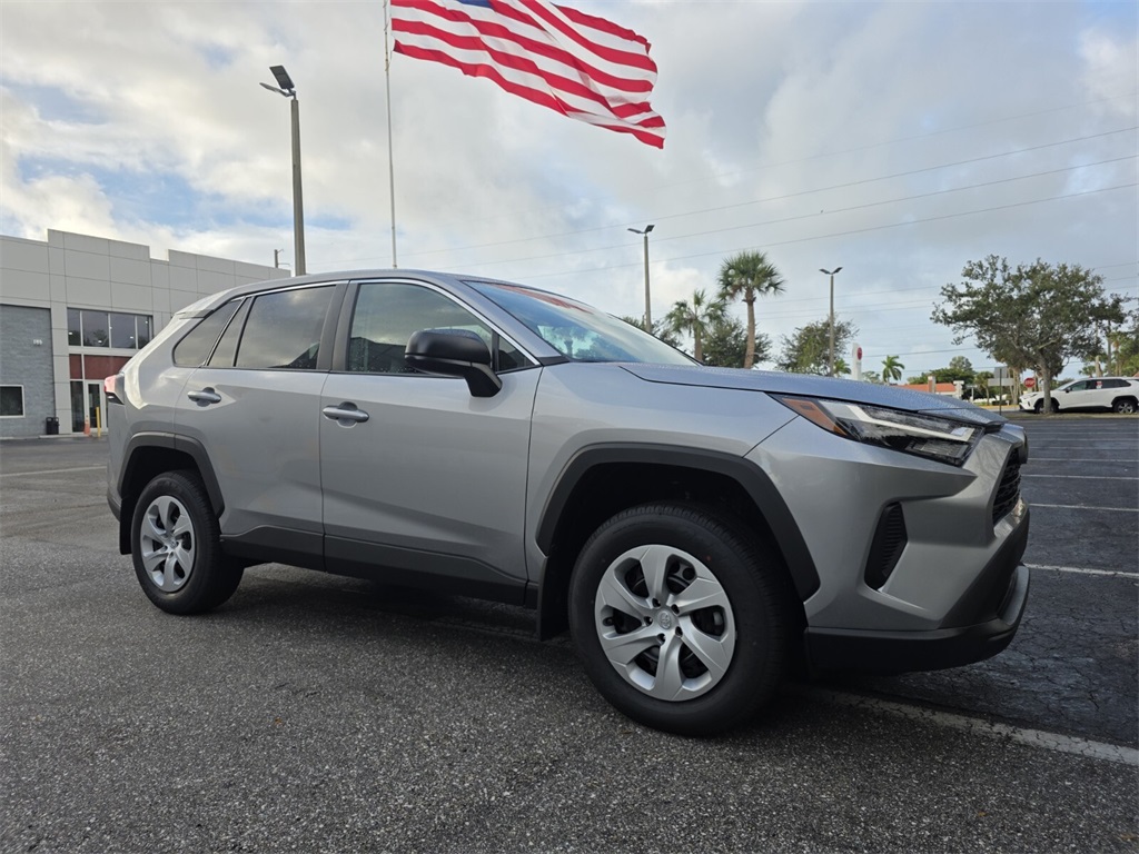 2025 Toyota RAV4 LE's photo