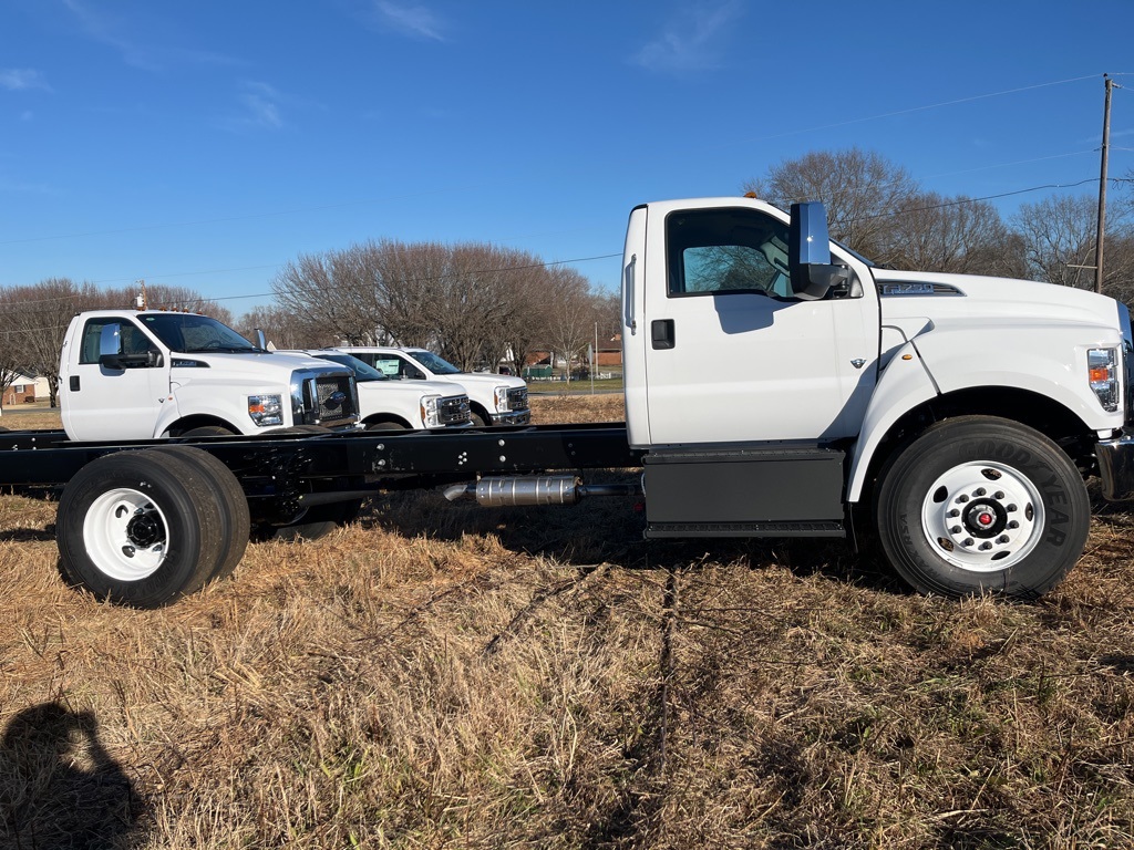 2025 Ford F-750 photo 4