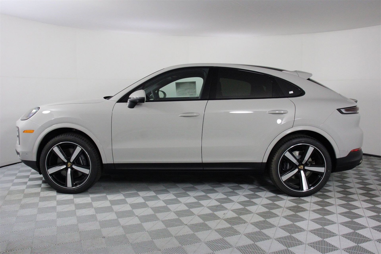 2025 Porsche Cayenne Coupe photo 2