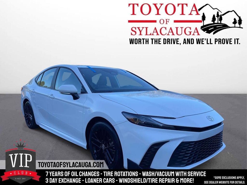 2025 Toyota Camry SE's photo