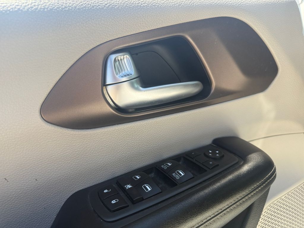 2020 Chrysler Voyager LXi photo 10