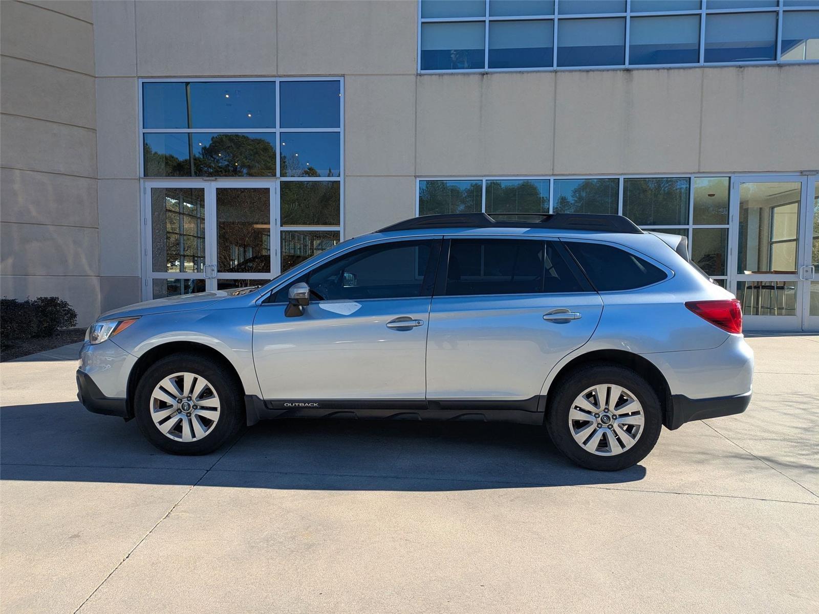 2017 Subaru Outback Premium photo 3