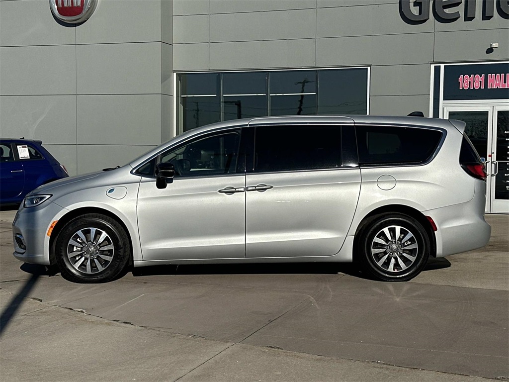2024 Chrysler Pacifica Hybrid photo 2