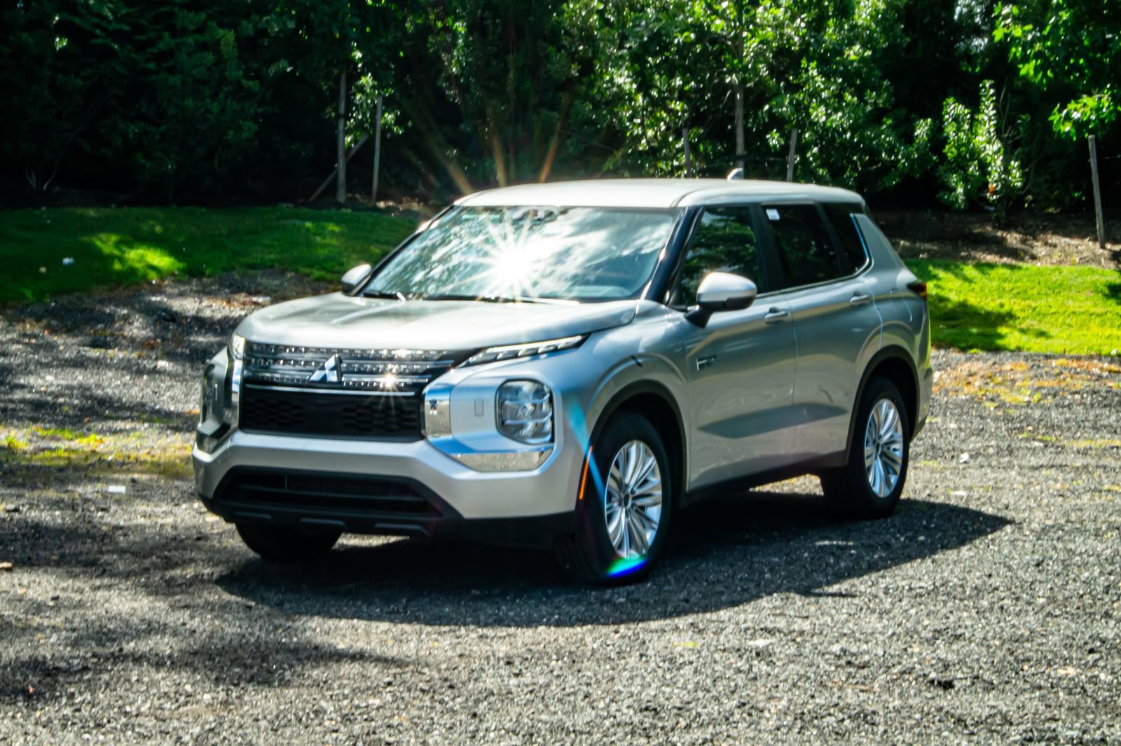 2025 Mitsubishi Outlander Plug-in Hybrid ES's photo