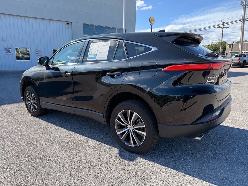 2023 Toyota Venza LE photo 3