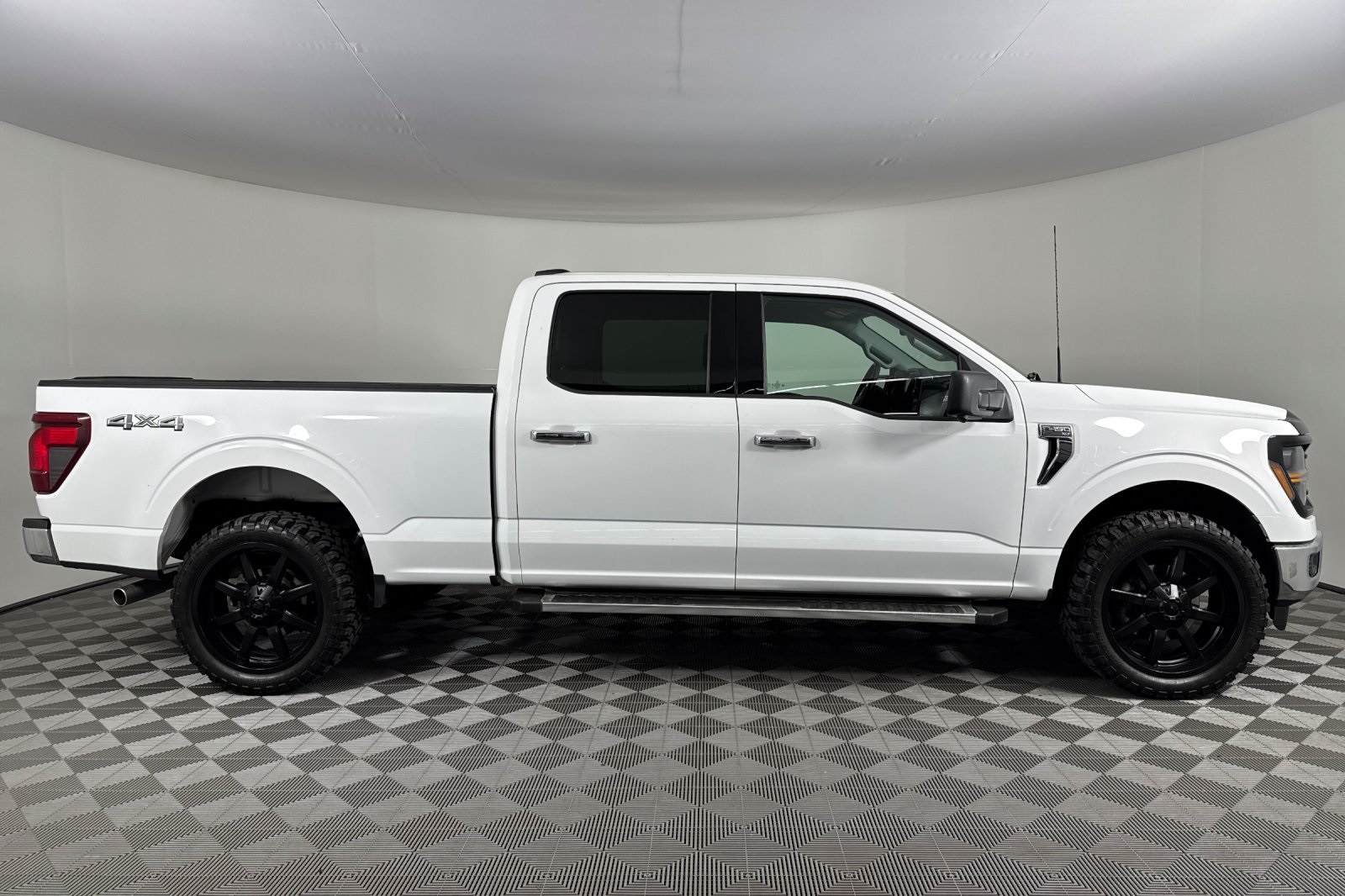2024 Ford F-150 XLT photo 2