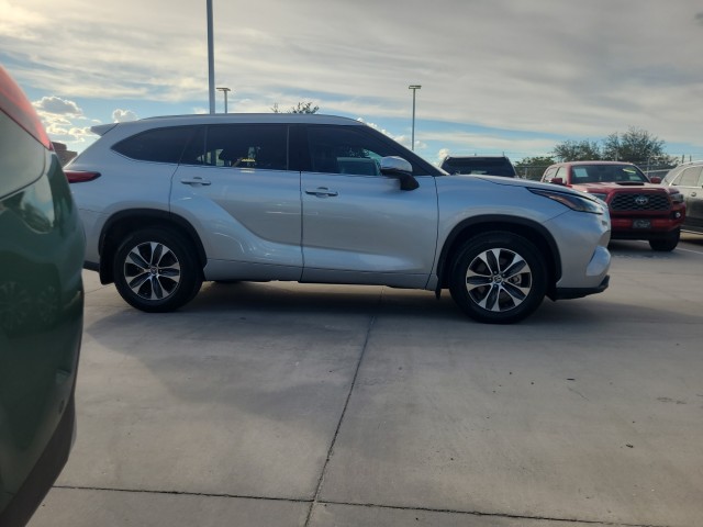 2022 Toyota Highlander XLE photo 6