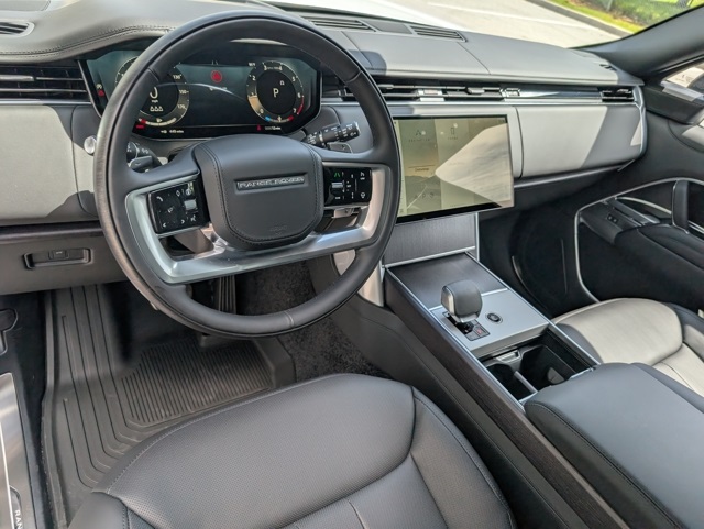 2025 Land Rover Range Rover SE photo 3