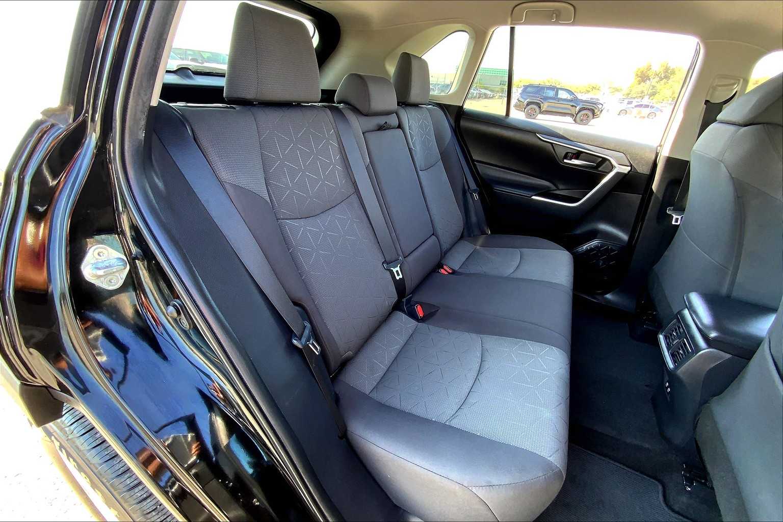 2021 Toyota RAV4 XLE photo 16