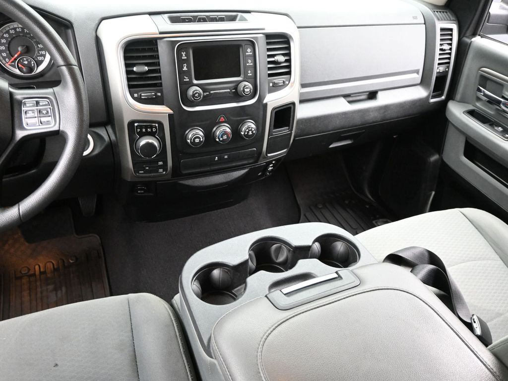 2018 Ram 1500 SLT photo 9