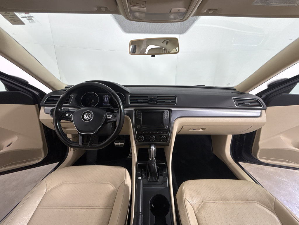 2018 Volkswagen Passat R-Line photo 3