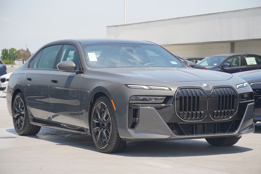 New 2025 Dravit Gray Metallic BMW 760i xDrive image 3