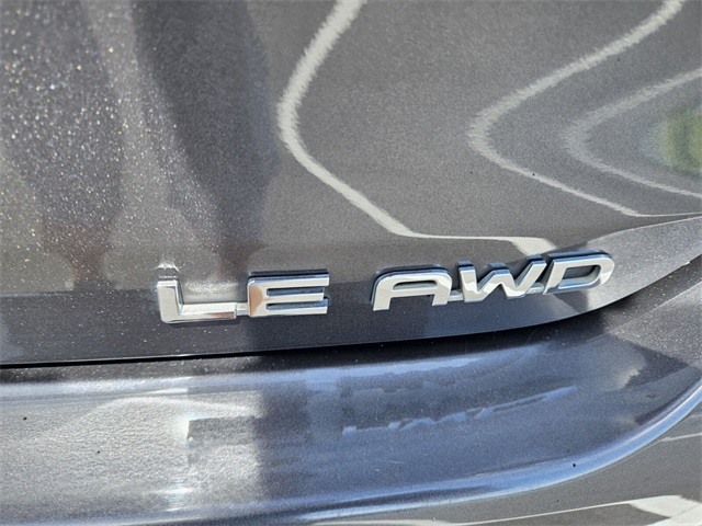 2022 Toyota Highlander LE photo 4