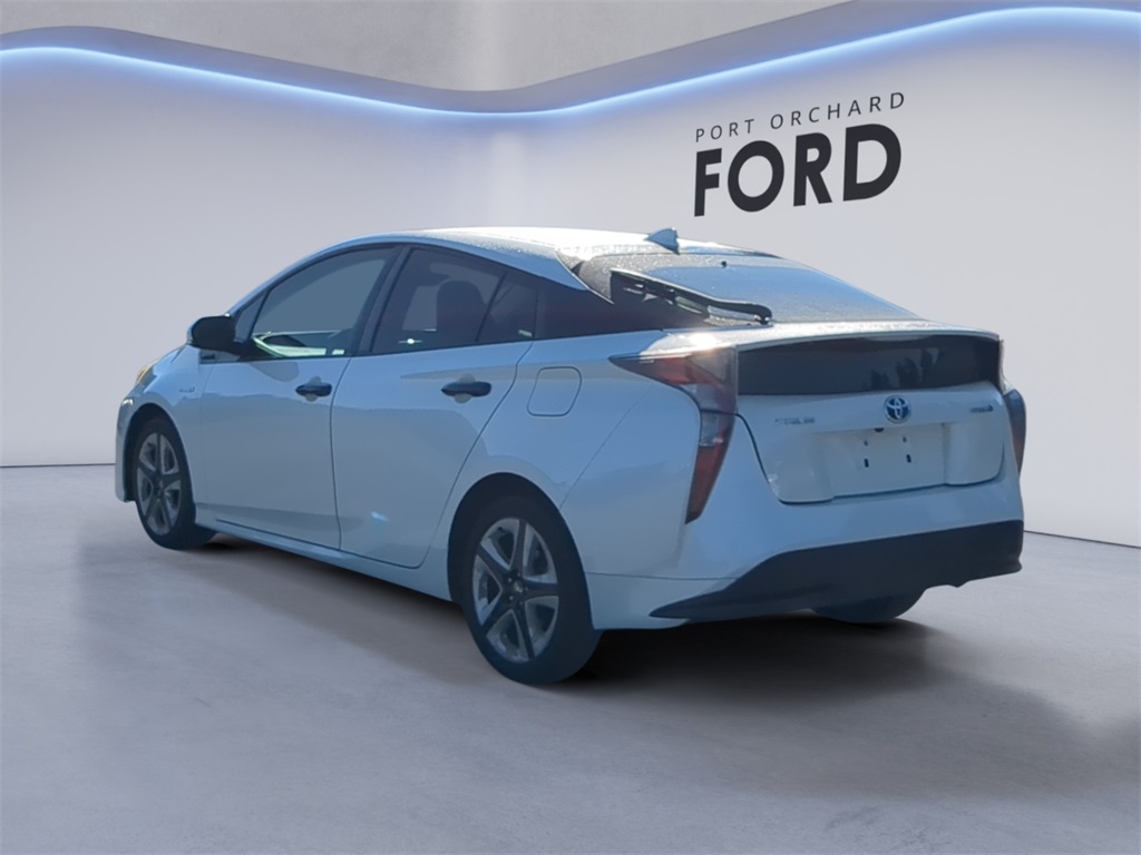 2017 Toyota Prius Three Touring photo 3