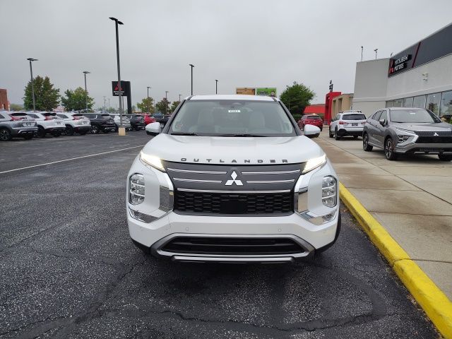 2025 Mitsubishi Outlander SE photo 2