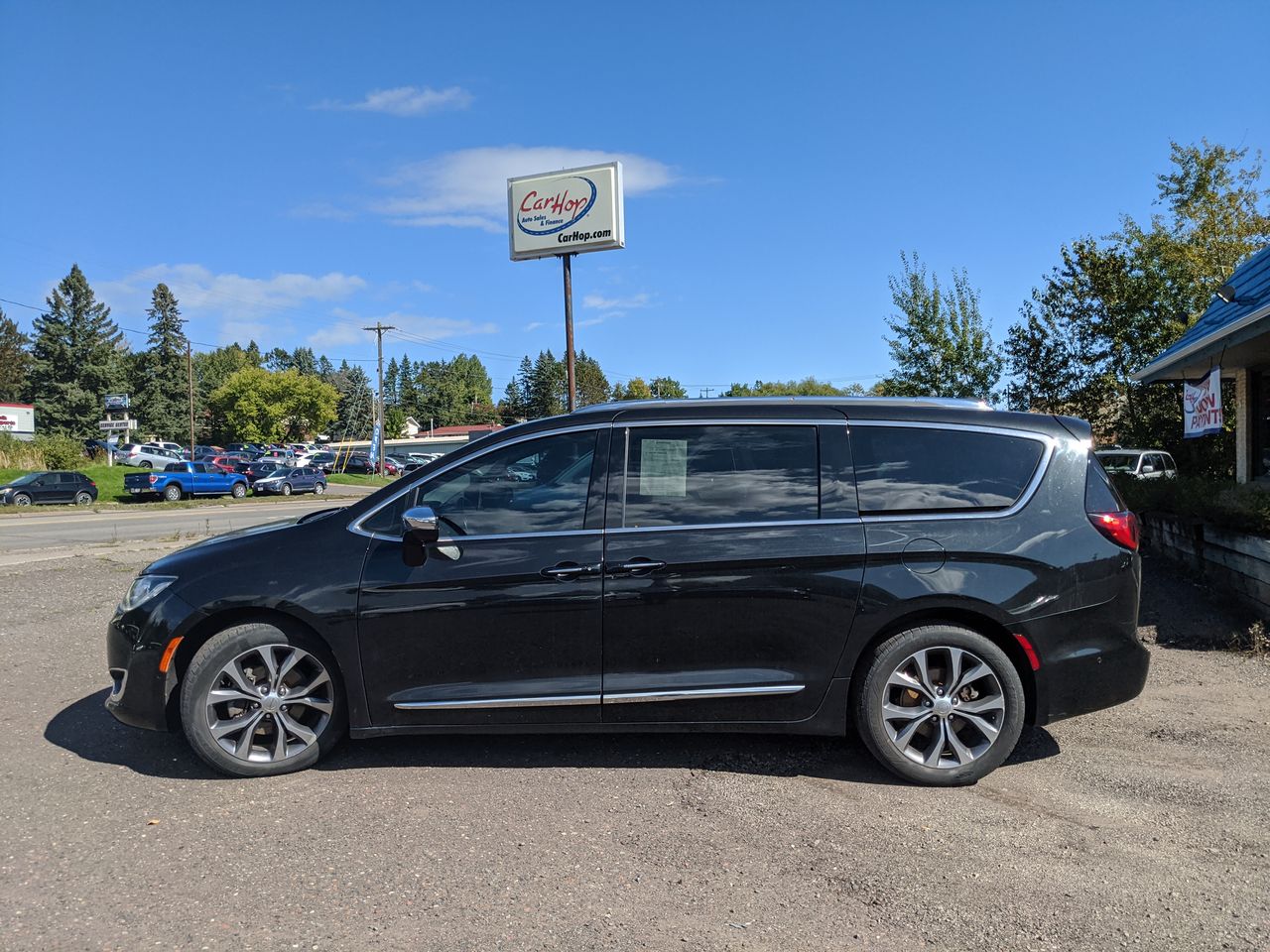 2017 Chrysler Pacifica Limited's photo