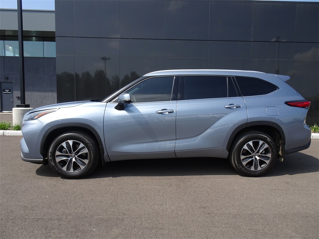 2022 Toyota Highlander XLE photo 2