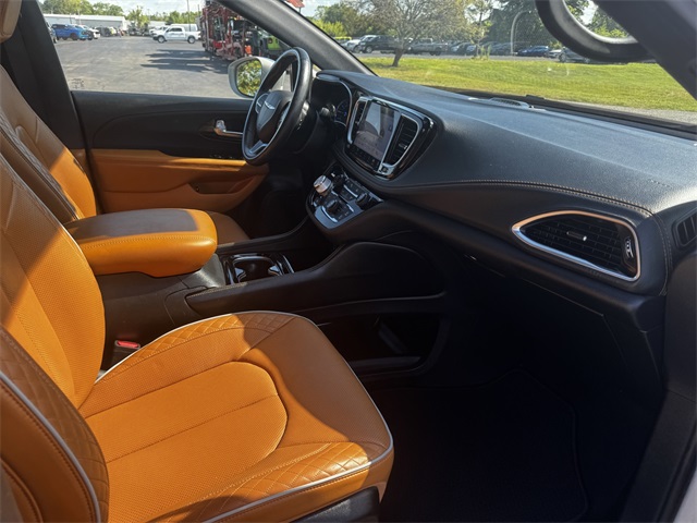 2021 Chrysler Pacifica Hybrid Pinnacle photo 15