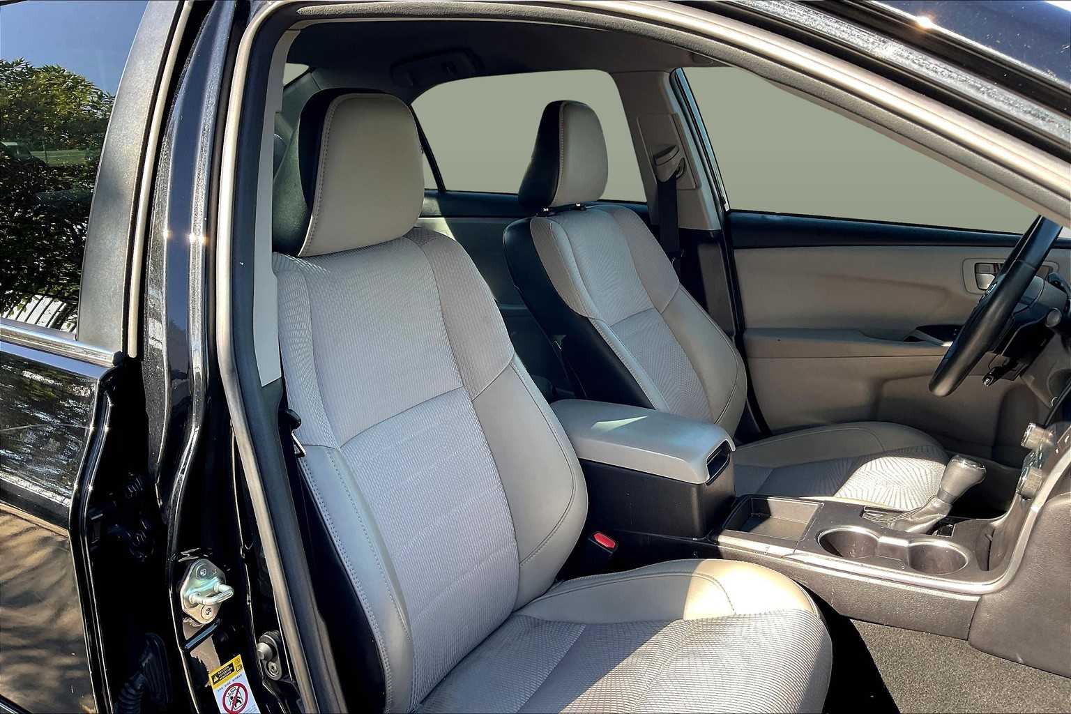 2017 Toyota Camry SE photo 8