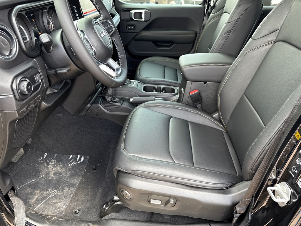 2025 Jeep Wrangler Sahara photo 19