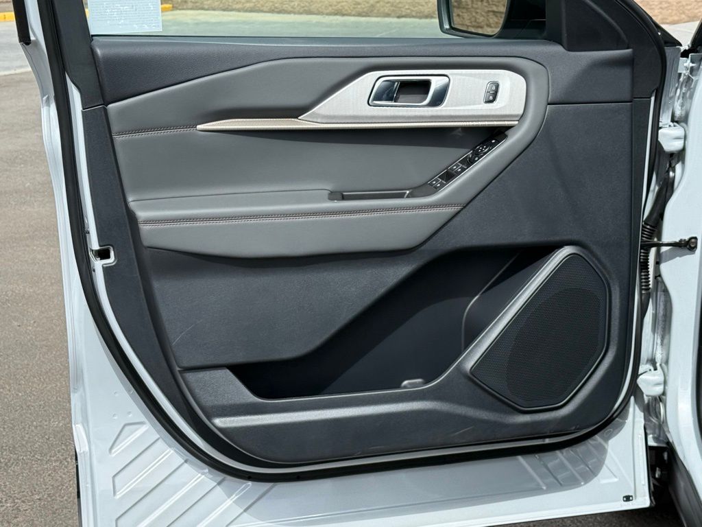 2025 Ford Explorer photo 14