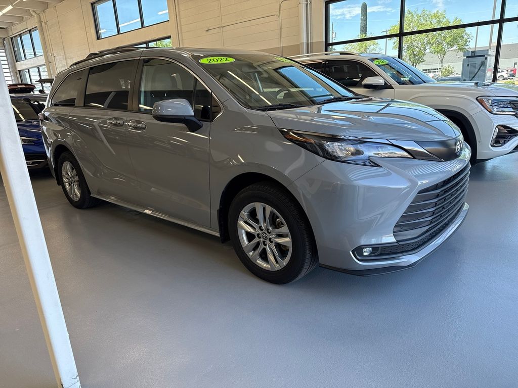 2022 Toyota Sienna XLE Woodland Edition photo 3