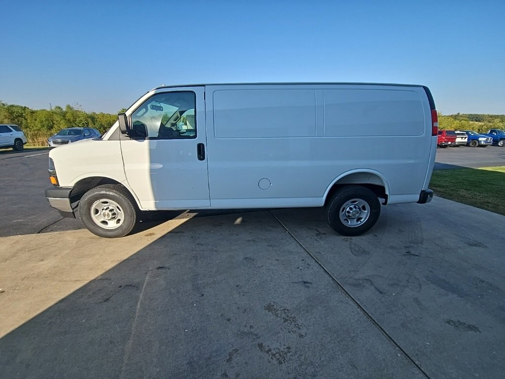 2025 Chevrolet Express Cargo 2500 photo 2