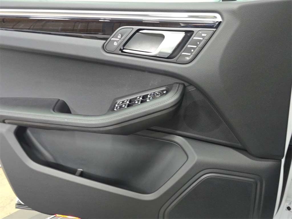 2024 Porsche Macan photo 21