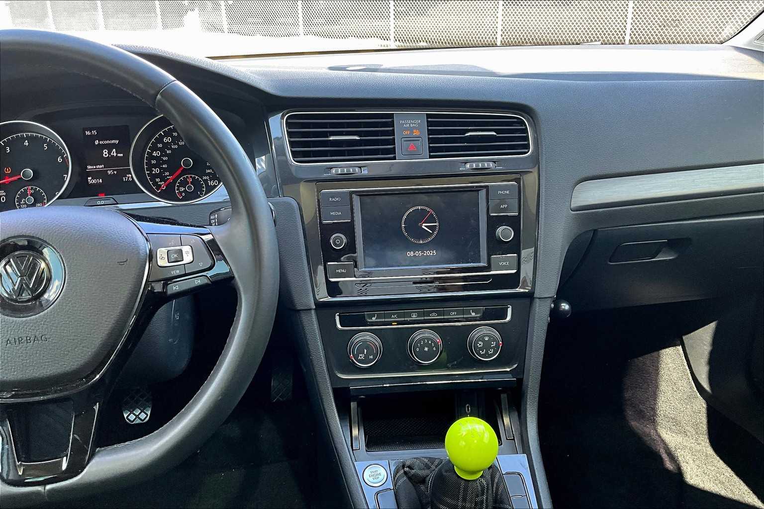 2021 Volkswagen Golf TSI photo 6