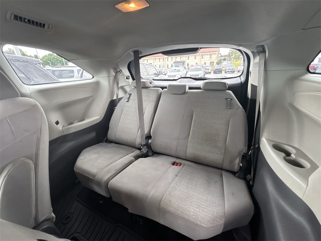 2021 Toyota Sienna LE photo 29