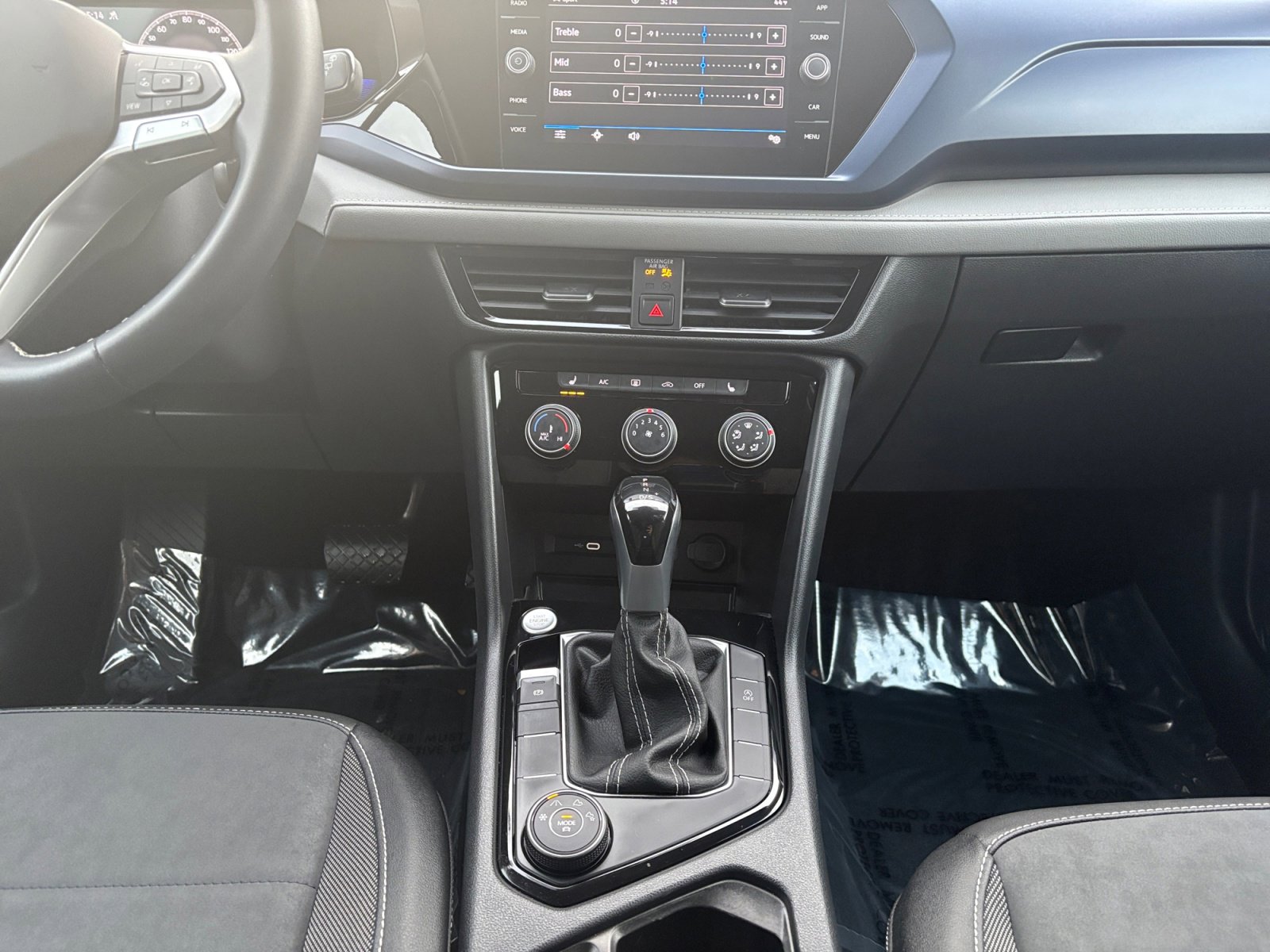 2023 Volkswagen Taos SE photo 3