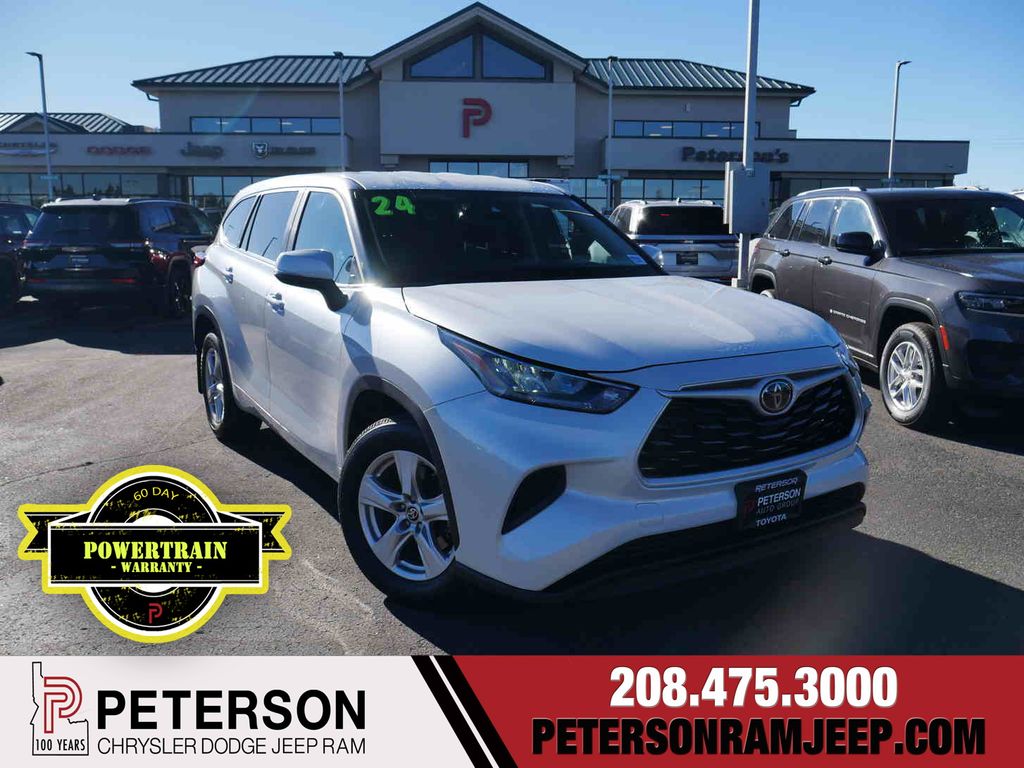 2024 Toyota Highlander LE's photo