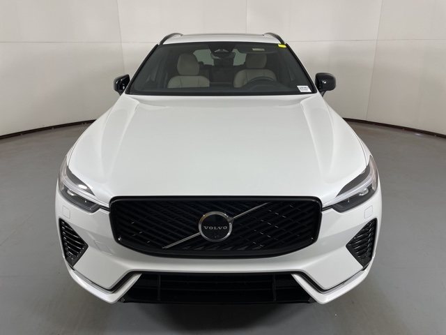 2026 Volvo XC60 Plus photo 3