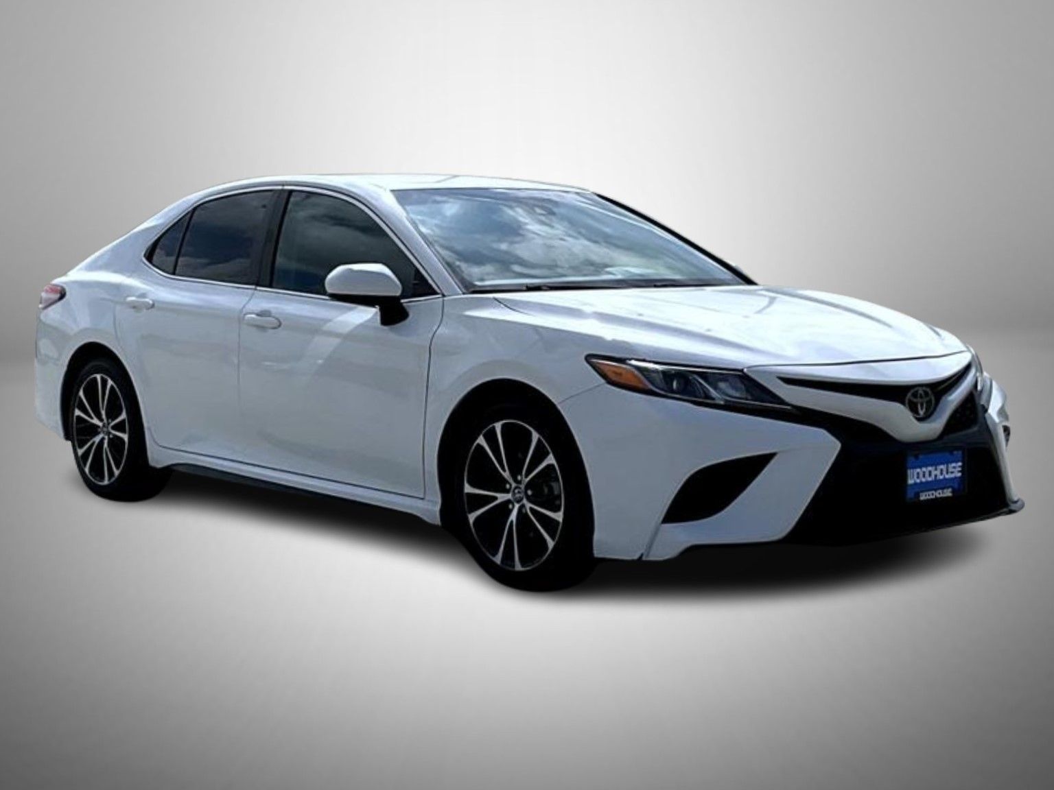 2018 Toyota Camry SE photo 3