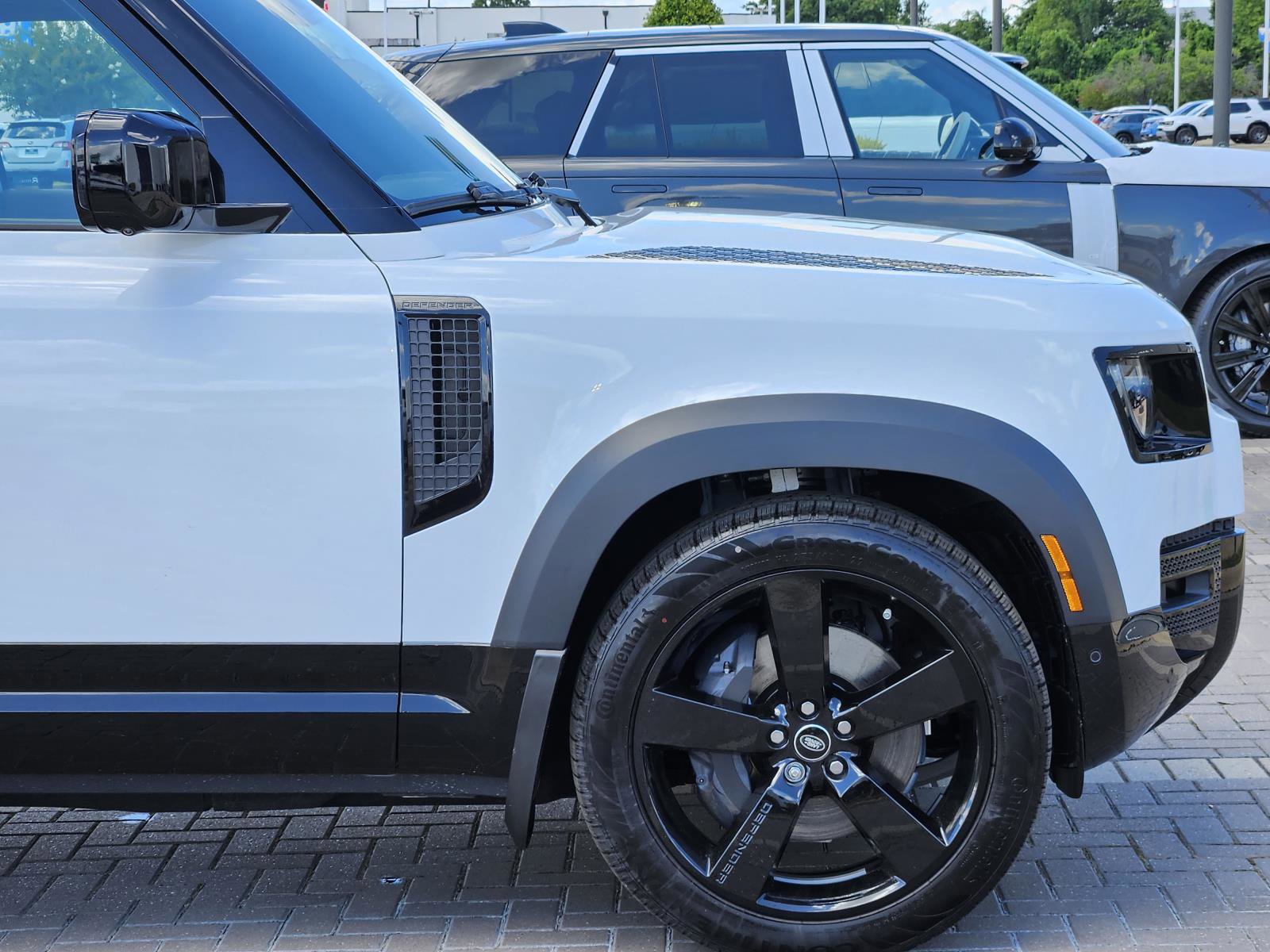 2025 Land Rover Defender 110 X-Dynamic SE photo 4