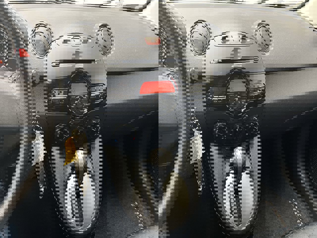 2012 Mazda Mazda2 Sport photo 4