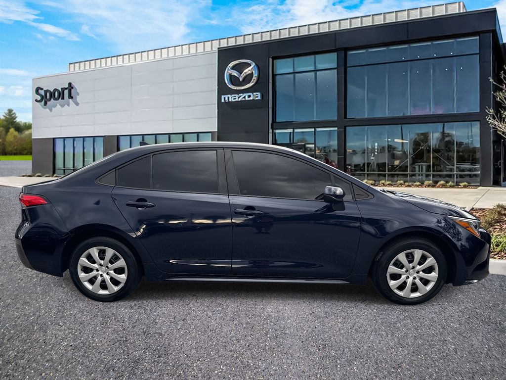 2022 Toyota Corolla LE photo 2