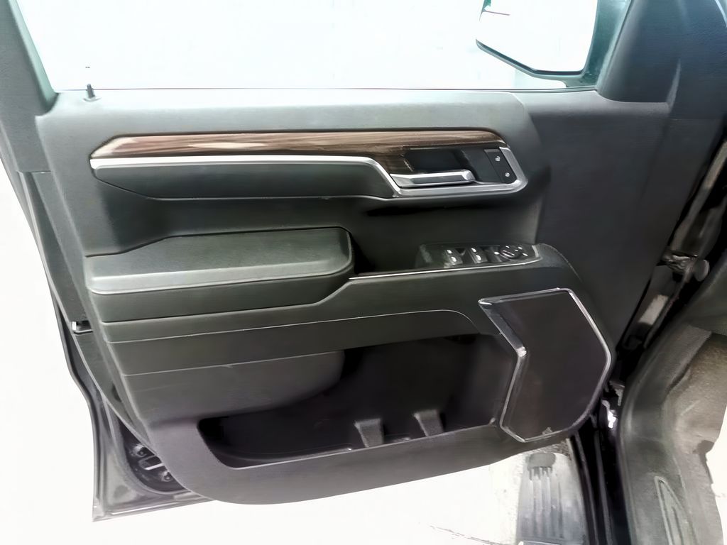 2023 Chevrolet Silverado 1500 LT photo 3