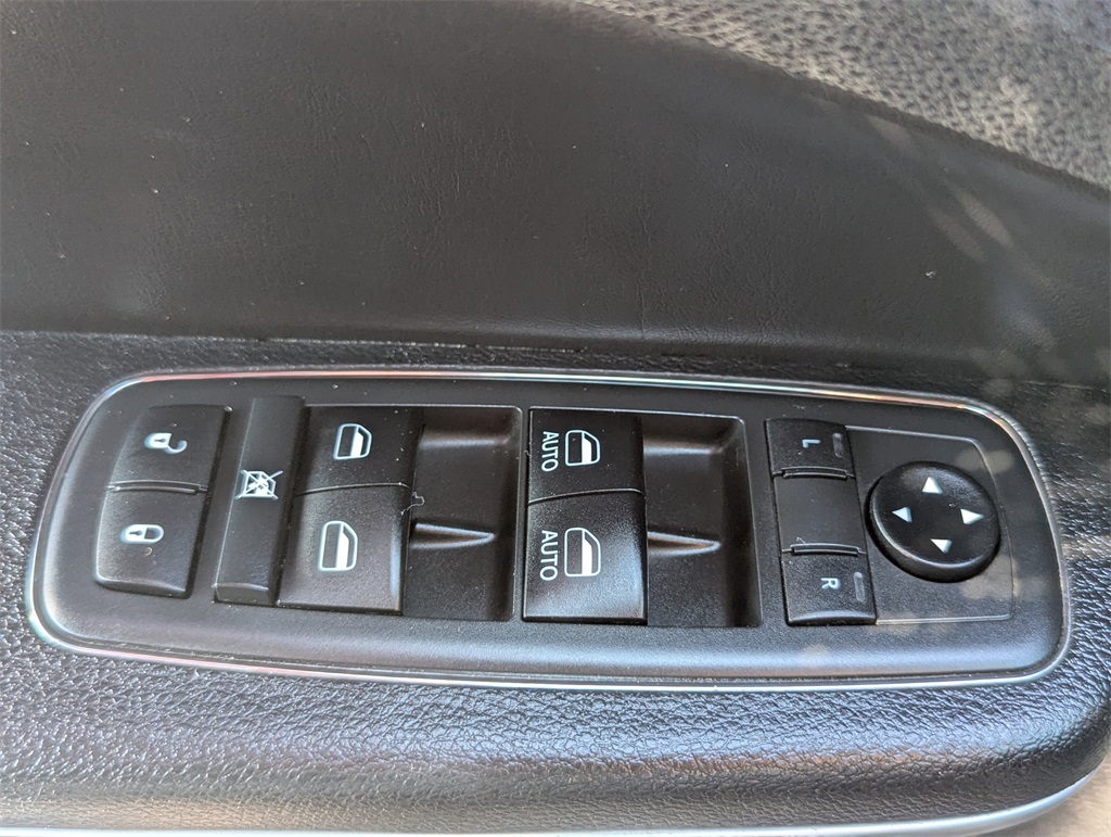 2019 Chrysler 300 S photo 12